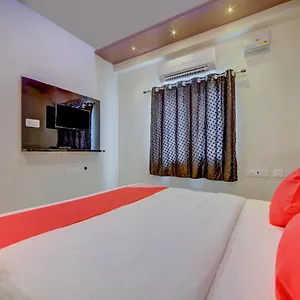 Oyo 22425 Honey Cruise Hotel