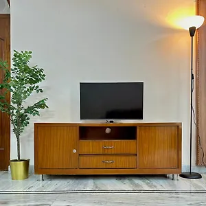 Upscale 2bhk In Downtown Apartment