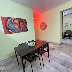 Beautiful 2bhk Centrally Located With Free Parking Apartment