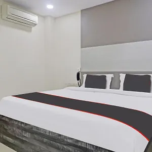 Super Townhouse Near Paradise Metro Station Hotel 4*