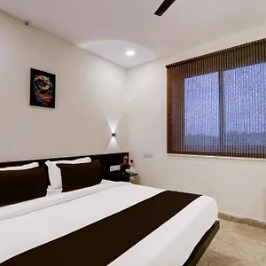 Townhouse Oak Bhooja 4*
