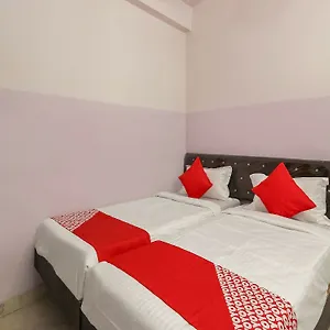 Oyo 22085 Raj Banjara White House 3*