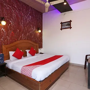 Oyo 44275 Three Castles Executive Hotel
